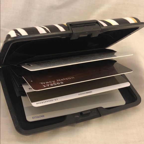 Credit card case with ID Theft Blocker - Picture 2 of 9